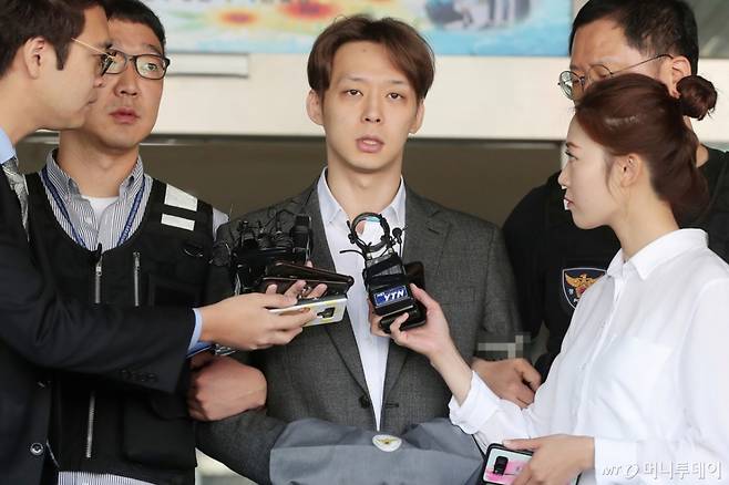 2019년 5월 마약류 투약 혐의로 구속된 가수 겸 배우 박유천이 검찰 송치되는 모습. /사진=머니투데이DB