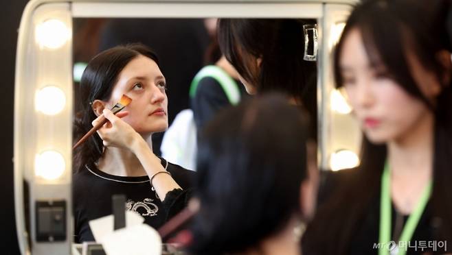 [서울=뉴시스] 추상철 기자 = 22일 오전 서울 용산구 노들섬에서 열린 '2025 올리브영 페스타'에서 외국인 관람객이 메이크업 체험을 하고 있다. 2025.05.22. scchoo@newsis.com /사진=추상철