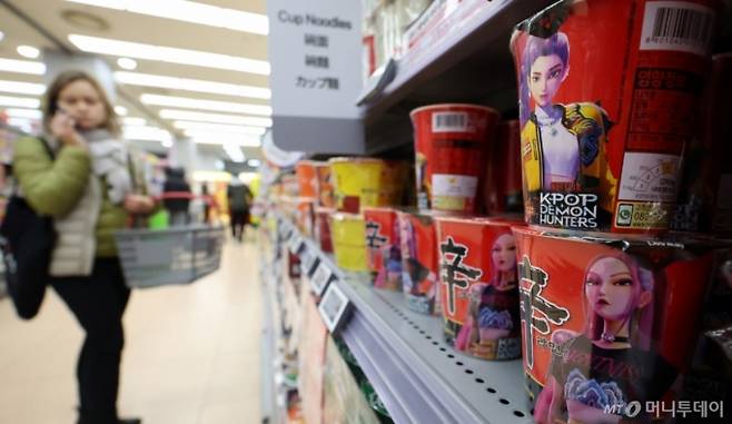 [서울=뉴시스] 추상철 기자 = 12일 오후 서울시내 한 대형마트에서 외국인 관광객이 라면을 고르고 있다. 농림축산식품부는 지난해 K-푸드 플러스(+) 수출액이 한류 콘텐츠의 글로벌 인기와 'K-매운맛' 열풍 확산으로 라면·소스·아이스크림 등 가공식품을 주도로 역대 최고인 136억 달러를 돌파했다고 밝혔다. 2026.01.12. scchoo@newsis.com /사진=추상철