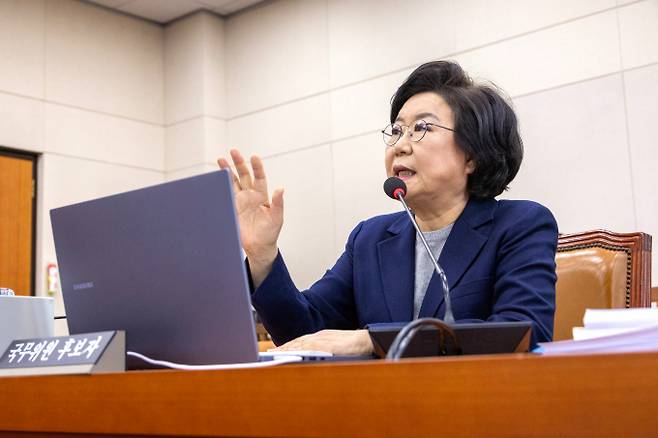 청와대가 이혜훈 기획예산처 장관 후보자 거취 문제에 대해 주말 동안 상황을 살피겠다는 입장을 보였다. 사진은 이 후보자가 지난 23일 서울 여의도 국회에서 열린 제431회국회(임시회) 재정경제기획위원회 인사청문회에 출석해 의원 질의에 답변한 모습. /사진=뉴스1