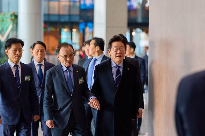 이재명 대통령이 이해찬 민주평화통일자문회의 수석부의장 베트남 출장 중 건강 악화 소식에 조정식 정무특보를 급파했다. 사진은 이 대통령(오른쪽)과 이 수석부의장이 지난해 12월2일 경기 고양시 킨텍스에서 열린 제22기 민주평화통일자문회의 출범회의에 참석한 모습. /사진=뉴스1(대통령실 제공)