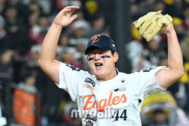 30일 대전 한화생명 볼파크 야구장에서 열린 '2025 신한 SOL 뱅크 KBO 한국시리즈 4차전' LG 트윈스와 한화 이글스 경기. 한화 김서현이 8회초 2사 1-2루에 LG 오스틴을 뜬공으로 처리 후 포효하고 있다./마이데일리