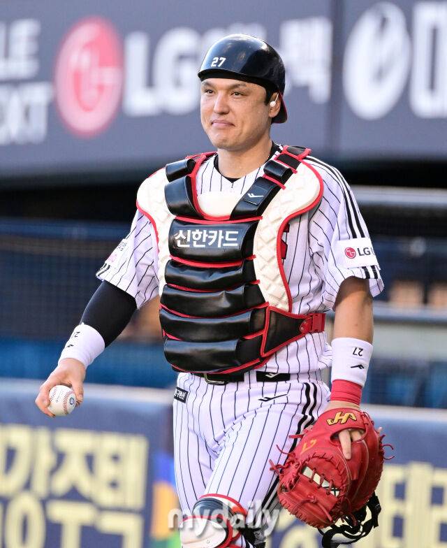2025년 8월 30일 오후 서울 잠실구장에서 열린 '2025 신한 SOL뱅크 KBO 리그' 키움 히어로즈와 LG 트윈스의 경기LG 박동원 포수가 선발 마스크를 쓰고 그라운드로 나서고 있다.