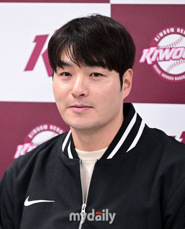 2026년 1월 15일 오후 서울 고척스카이돔에서 키움 히어로즈 박병호 잔류군 선임코치 기자회견이 열렸다. 박병호 코치가 인사하고 있다. 2005년 LG트윈스에서 프로생활을 시작한 박병호 선임코치는 2011년 트레이드로 히어로즈 유니폼을 입었다. 2016년 포스팅 시스템을 통해 미국 메이저리그에 진출한 뒤 2018년 히어로즈로 복귀해 2021년까지 활약했다. 이후 KT위즈, 삼성 라이온즈에서 선수 생활을 이어갔으며, 지난 시즌을 끝으로 현역에서 은퇴했다. 그리고 키움 히어로즈에서 지도자로 제2의 야구 인생을 시작한다./마이데일리