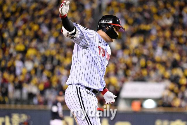 27일 서울 잠실야구장에서 열린 2025 신한 SOL 뱅크 KBO 한국시리즈 2차전' 한화 이글스와 LG 트윈스 경기. LG 문보경이 8회말 2사 1루에 투런포를 친 후 그라운드를 뛰고 있다./마이데일리