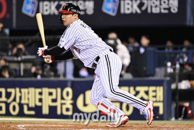 27일 서울 잠실야구장에서 열린 2025 신한 SOL 뱅크 KBO 한국시리즈 2차전' 한화 이글스와 LG 트윈스 경기. LG 문보경이 3회말 1사에 안타를 치고 있다./마이데일리