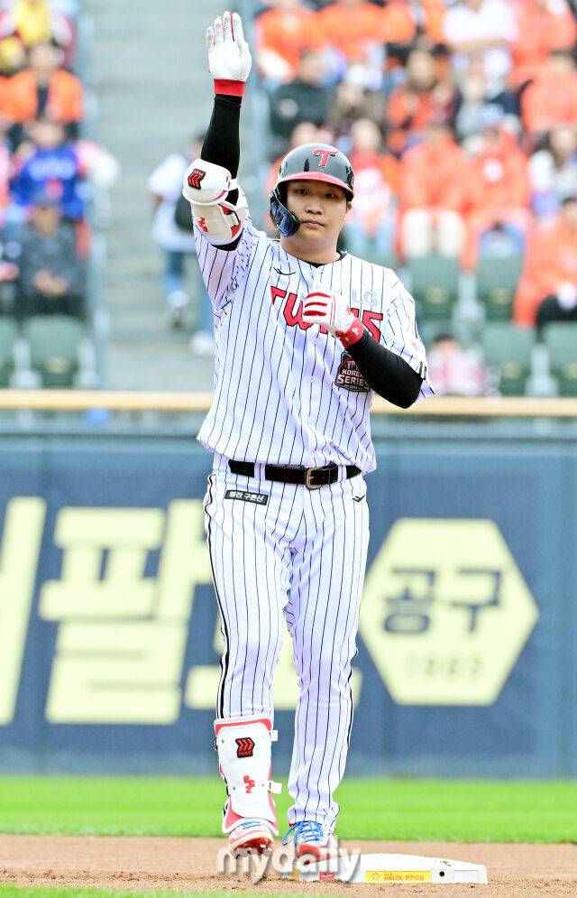 26일 오후 서울 잠실야구장에서 진행된 '2025 신한 SOL Bank KBO 한국시리즈 1차전' 한화 이글스와 LG 트윈스의 경기. LG 문보경이 1회말 2사 3루에서 1타점 2루타를 때린 뒤 기뻐하고 있다./마이데일리