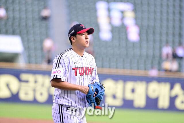 2025년 7월 31일 오후 서울 잠실구장에서 열린 '2025 신한 SOL뱅크 KBO 리그' KT 위즈와 LG 트윈스의 경기. LG 선발투수 송승기가 3회초 투구를 마친 뒤 더그아웃으로 들어가고 있다./마이데일리