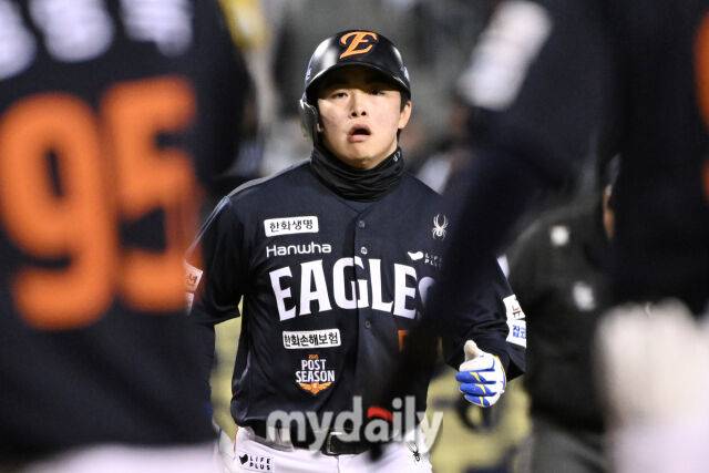 27일 서울 잠실야구장에서 열린 2025 신한 SOL 뱅크 KBO 한국시리즈 2차전' 한화 이글스와 LG 트윈스 경기. 한화 문현빈이 1회초 1사 1루에서 선제 투런포를 친 후 그라운드를 돌고 있다./마이데일리