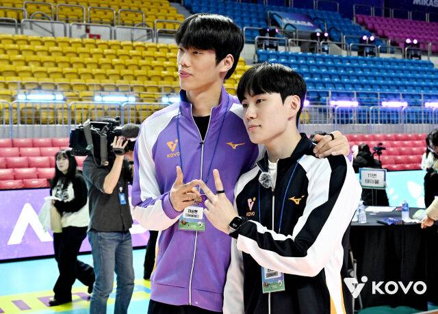 기념사진을 찍는 이상현과 한태준./KOVO