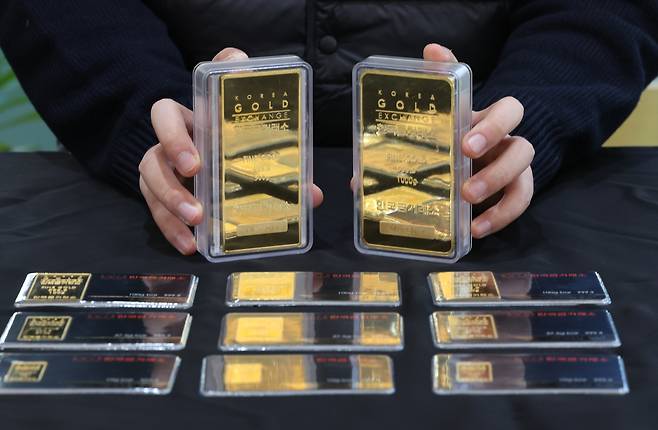 13일 서울 종로구 한국금거래소에 놓여있는 금 상품. [연합]