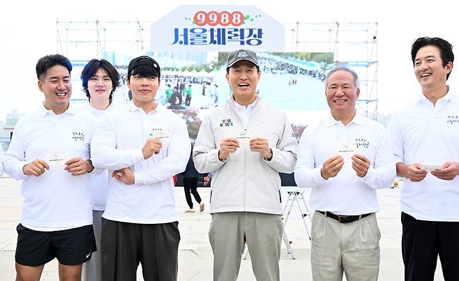 오세훈 서울시장이 ‘9988 서울체력장’에 참여해 인증서를 받은 뒤 기념촬영하고 있다. [서울시 제공]