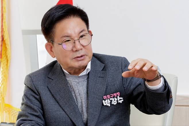 박강수 서울 마포구청장이 최근 헤럴드경제와 인터뷰에서 마포유수지 활용 구상 등에 대해 설명하고 있다. [마포구 제공]