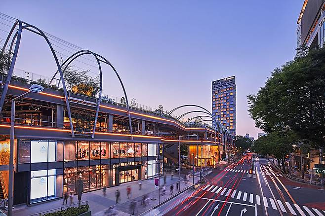 무신사와 마뗑킴이 일본 1호 매장 ‘마뗑킴 시부야점’을 오픈했다. 사진은 미야시타 파크 건물 전경. [무신사 제공]