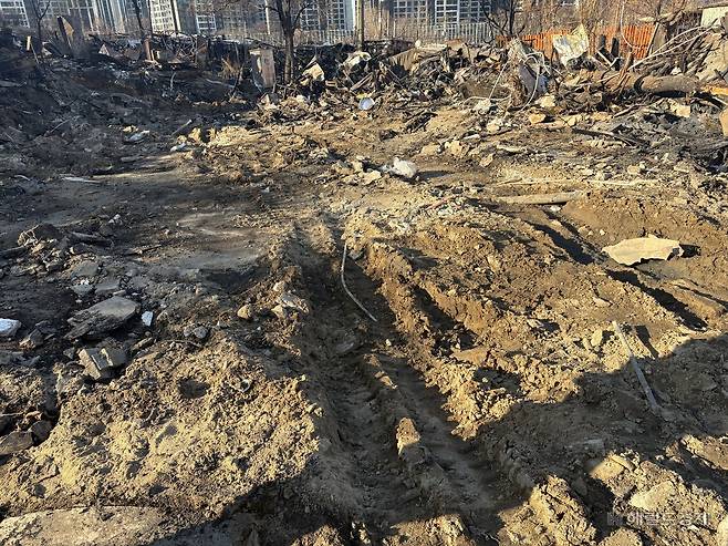 화재 지역에 화재 직후 굴착기가 들어선 모습. 정주원 기자