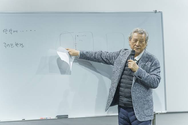 ‘연극내일 프로젝트’ 마스터클래스를 통해 30명의 청년 배우와 만난 배우 박근형 [한국문화예술위원회 제공]