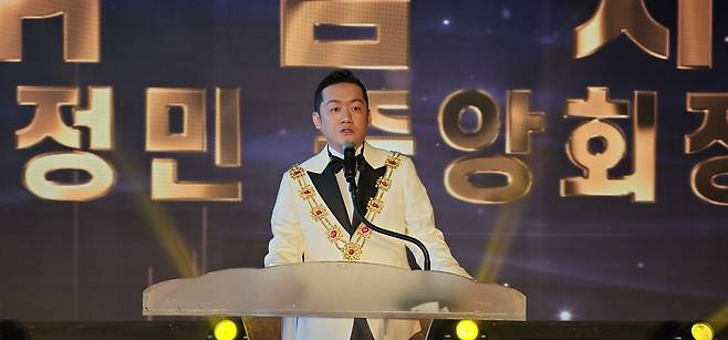 한정민 사단법인 한국청년회의소(이하 한국JC) 중앙회장이 24일 서울 광진구 워커힐호텔 비스타홀에서 개최한 취임식을 통해 올해 운영 방침과 주요 사업에 대한 의지를 밝히고 있다. [한국JC 제공]