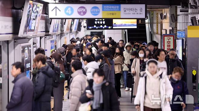 [서울=뉴시스] 김선웅 기자 = 서울 시내버스 노동조합 파업이 시작된 13일 서울지하철 1호선 서울역 승강장에서 출근하는 시민들이 지하철을 기다리고 있다. 2026.01.13. mangusta@newsis.com