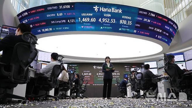 [서울=뉴시스] 김진아 기자 = 코스피가 장중 5019.54까지 오른 22일 서울 중구 하나은행 딜링룸 전광판에 코스피 마감 시세가 나오고 있다. 코스피는 전 거래일(4909.93)보다 42.60포인트(0.87%) 오른 4952.53에, 코스닥 지수는 전 거래일(951.29)보다 19.06포인트(2.00%) 상승한 970.35에 거래를 마쳤다. 2026.01.22. bluesoda@newsis.com