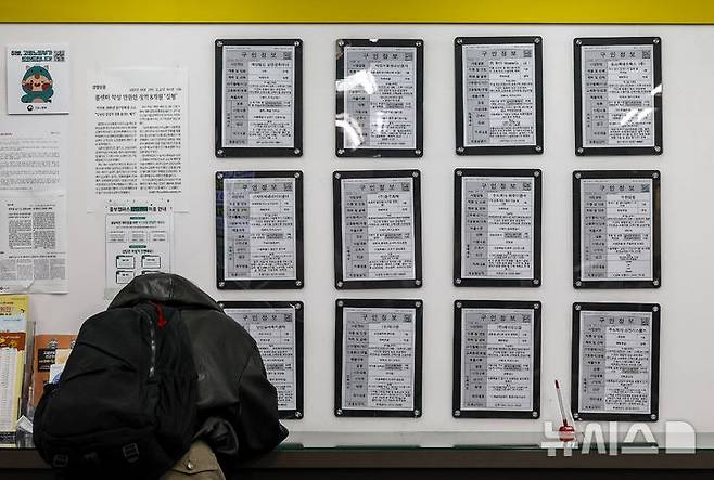 [서울=뉴시스] 정병혁 기자 = 10일 서울 마포구 서부고용복지센터를 찾은 구직자가 서류를 작성하고 있다.11월 취업자 수 증가폭이 20만명대로 확대되며 고용 개선세가 지속됐다. 고용률은 11월 기준 역대 최고치를 기록했다. 하지만 건설·제조·농림어업 부문에서는 취업자 감소세가 지속됐다. 15~29세 청년층 고용률은 19개월 연속 하락했다.  '2025년 11월 고용동향'에 따르면 지난달 취업자 수는 2904만6000명으로 전년 동월 대비 22만5000명 증가했다. 15~29세 청년층 고용률은 44.3%로 전년 동월 대비 1.2%p 하락했다. 지난해 4월 이후 19개월 연속 하락세다. 2025.12.10. jhope@newsis.com