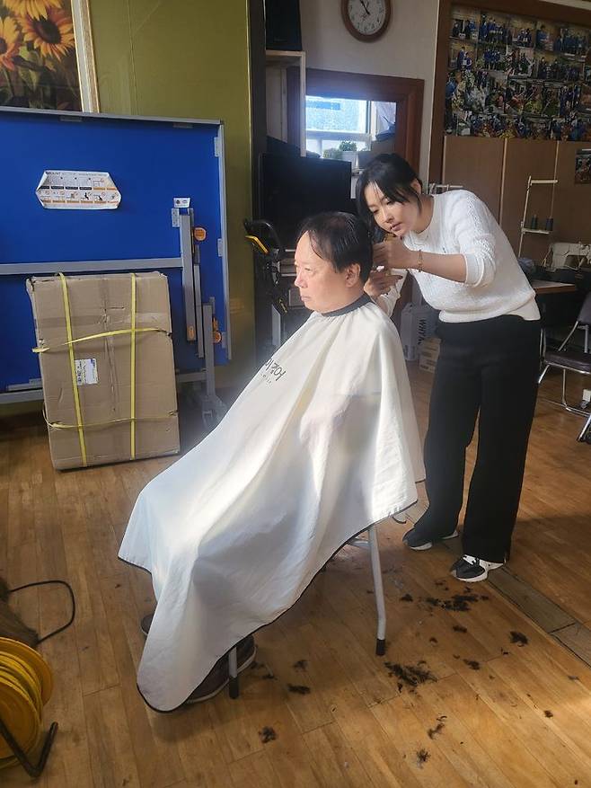 [서울=뉴시스] 조은임 이진헤어 원장이 장애인 대상 미용봉사를 하는 모습 (사진=조은임 원장 제공) 2026.01.23. photo@newsis.com *재판매 및 DB 금지