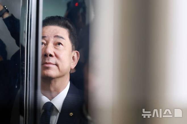 [서울=뉴시스] 고승민 기자 = 김병기 전 더불어민주당 원내대표가 19일 서울 여의도 국회 소통관에서 기자회견을 마친 뒤 엘리베이터에 탑승하고 있다. 2026.01.19. kkssmm99@newsis.com
