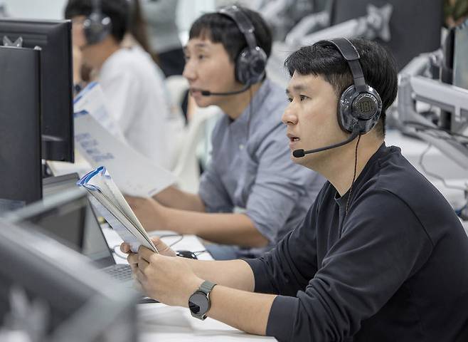 [서울=뉴시스] 삼성은 지난 25일부터 이틀간 19개 관계사 입사 지원자를 대상으로 하반기 삼성직무적성검사(GSAT)를 실시했다고 26일 밝혔다. 사진은 지난 18일 삼성전자 인재개발원(경기도 수원)에서 삼성전자 감독관이 삼성직무적성검사 응시자를 대상으로 예비 소집을 진행하는 모습 (사진=삼성 제공) 2025.10.26. photo@newsis.com *재판매 및 DB 금지