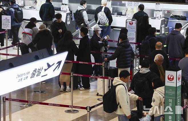 [서울=뉴시스] 김근수 기자 = 삼일절 연휴를 하루 앞둔 28일 서울 강서구 김포국제공항 국제선 출국장이 여행객들로 붐비고 있다. 2025.02.28. ks@newsis.com