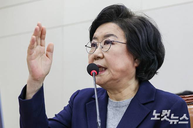 이혜훈 기획예산처 장관 후보자가 지난 23일 서울 여의도 국회에서 열린 재정경제기획위원회의 인사청문회에서 의원 질의에 답하는 모습. 윤창원 기자