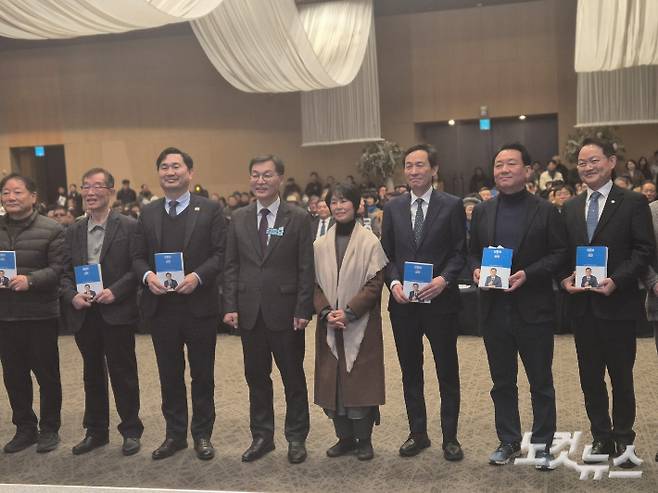 24일 오후 더불어민주당 김중남 후보가 출판기념회에 참석한 내빈들과 기념사진을 찍고 있다. 전영래 기자