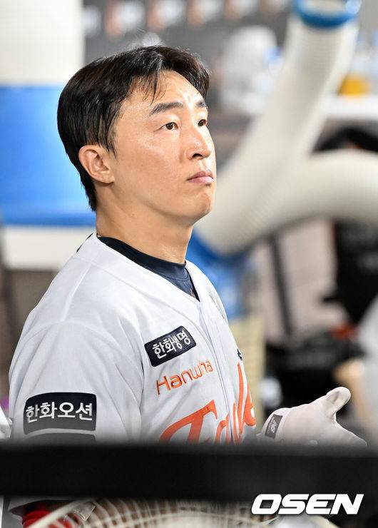 [OSEN=대전, 민경훈 기자] 7일 대전 한화생명볼파크에서 ‘2025 신한 SOL Bank KBO리그’ 한화 이글스와 KT 위즈의 경기가 열렸다.홈팀 한화는 와이스, KT는 고영표를 선발로 내세웠다.한화 덕아웃에서 손아섭이 출격을 준비하고 있다. 2025.08.07 / rumi@osen.co.kr