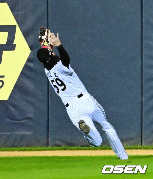 [OSEN=잠실, 지형준 기자] 27일 오후 서울 잠실야구장에서 2025 신한 SOL Bank KBO리그 포스트시즌 한국시리즈 2차전 LG 트윈스와 한화 이글스의 경기가 열렸다.LG는 임찬규, 한화는 류현진을 선발 투수로 내세웠다.9회초 무사 1루에서 LG 천성호가 한화 이원석의 안타성 타구를 처리하고 있다. 2025.10.27 /jpnews@osen.co.kr