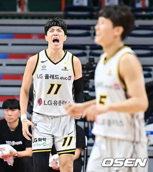 [OSEN=부산, 이석우 기자] 23일 부산 사직체육관에서 2025-2026 LG전자 프로농구 부산 KCC와 창원 LG의 경기가 열렸다.허웅·송교창이 복귀한 KCC가 타마요·양홍석 이탈로 전력 공백이 생긴 LG를 상대로 길었던 LG전 10연패 탈출을 노린다.창원 LG 허일영이 골을 성공시키고 포효하고 있다. 2026.01.23 / foto0307@osen.co.kr