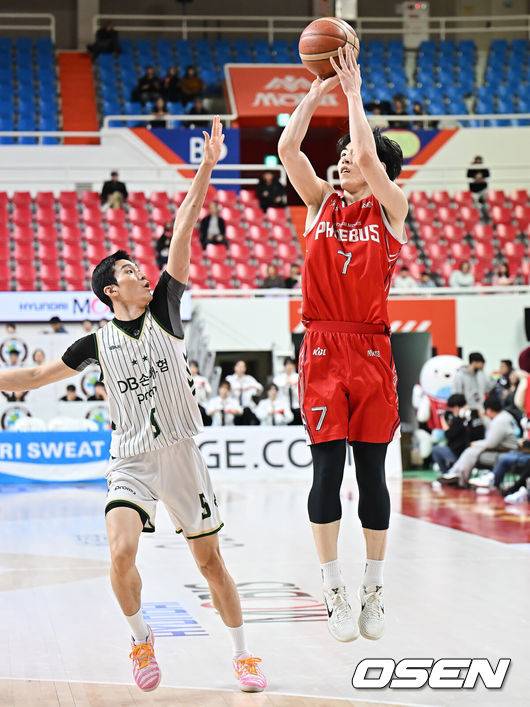 [OSEN=울산, 이석우 기자] 24일 울산 동천체육관에서 2025-2026 LG전자 프로농구 울산 현대모비스와 원주 DB의 경기가 열렸다.  올 시즌 원주 DB와의 세 차례 맞대결에서 모두 고개를 숙인 울산 현대모비스가 홈 코트에서 연승 흐름을 이어갈 수 있을지 관심이 쏠린다.울산 현대모비스 서명진이 원주 DB 정호영의 마크를 피해 3점슛을 시도하고 있다. 2026.01.24 / foto0307@osen.co.kr