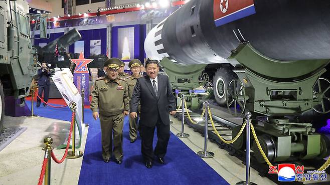 전시된 미사일 시찰하는 김정은 북한 국무위원장 (사진=조선중앙통신, 연합뉴스)