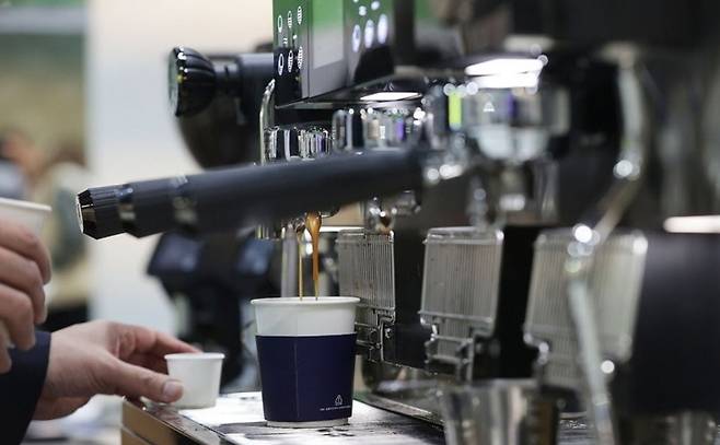 출점 경쟁이 치열해진 저가 커피 시장에서 매장 수는 늘었지만 점주들의 체감 수익성은 낮아지고 있다. 메뉴 다각화가 새로운 생존 전략으로 떠오르는 배경이다. 연합뉴스