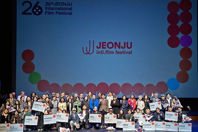 지난해 열린 제26회 전주국제영화제 수상자들이 기념 촬영을 하고 있다. 전주국제영화제 제공