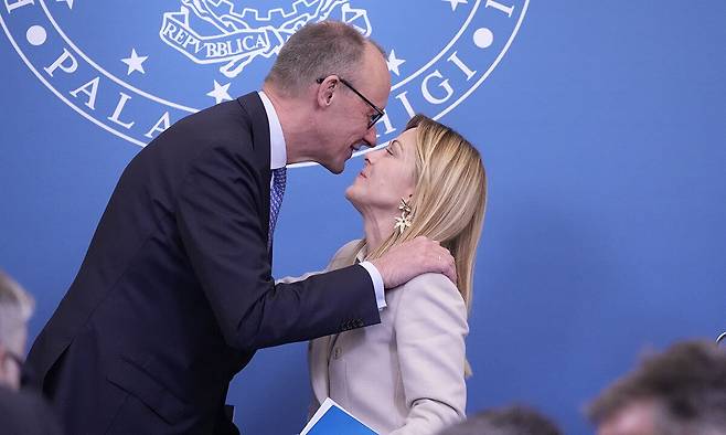 23일(현지시간) 로마에서 정상회담을 한 프리드리히 메르츠 독일 총리(왼쪽)와 조르자 멜로니 이탈리아 총리가 공동 기자회견을 마친 뒤 친밀한 인사를 나누고 있다. AP연합뉴스