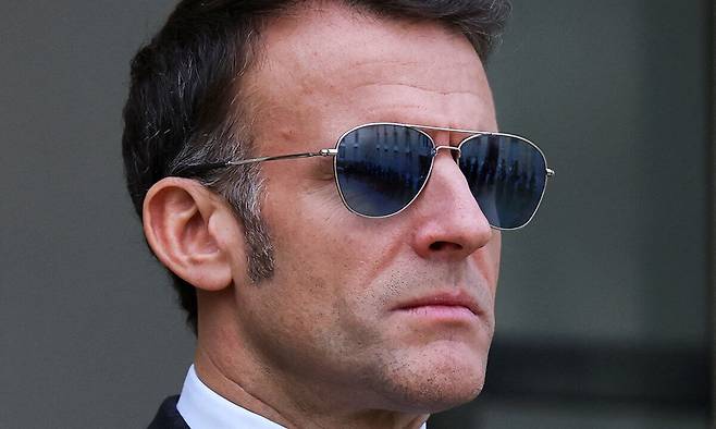 에마뉘엘 마크롱 프랑스 대통령. 얼마 전&nbsp;오른쪽 눈의 실핏줄이 터져 눈이 빨갛게 충혈된 그는 요즘 공식 석상에 선글라스를 착용한 채 등장하고 있다. 로이터연합뉴스