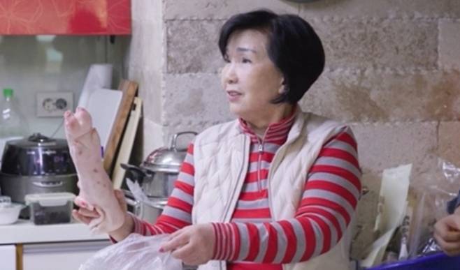 며느리를 위해 직접 돼지족탕을 끓인 이민우의 어머니. KBS 2TV ‘살림남’ 제공
