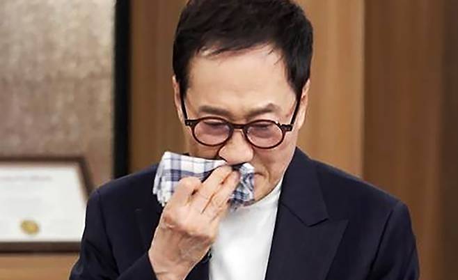 가수 유열이 MBN ‘김주하의 데이앤나잇’에 출연해 폐섬유증 투병 과정을 고백하고 있다. MBN 방송화면 캡처