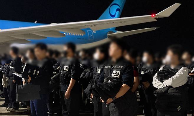 경찰이 23일 캄보디아 프놈펜국제공항에서 스캠(scam·사기), 인질강도 등 범행을 저지른 한국인 범죄 조직원들을 국내로 송환하기 위해 대기하고 있다. 경찰청 제공
