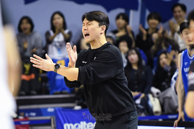 김효범 서울 삼성 감독이 24일 서울 잠실실내체육관에서 열린 2025~26 프로농구 수원 kt전에서 선수들에 작전지시하고 있다. 2026.1.24 KBL 제공