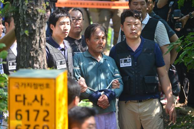 서울 도봉구 수락산 등산로에서 수락산 살인사건 피의자인 김학봉이 현장검증을 하기 위해 이동하고 있다. 김씨는 지난달 29일 오전 5시20분께 서울 노원구 수락산에서 A(64·여)씨를 수차례 흉기로 찔러 해친 혐의(살인)를 받고 있다. 2016.6.3. 뉴스1