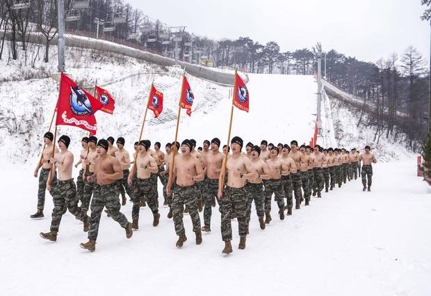 해병대 특수수색여단 장병들이 2026년 동계 설한지 훈련 중 상의를 탈의한 채 단체 구보를 하고 있다. 사진 제공=해병대사령부