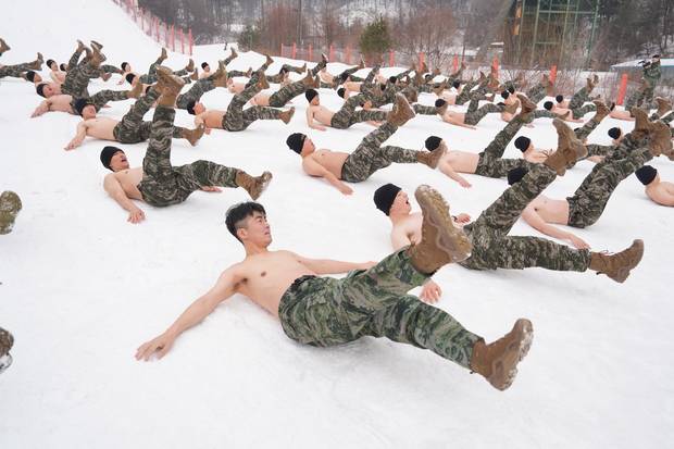 지난 15일 강원도 평창 해병대 산악종합훈련장에서 진행된 설상 체력 단련에 본지 이현호 기자가 상의를 탈의하고 동참해 PT 체조등을 체험하고 있다. 사진 제공=해병대사령부