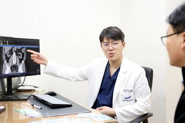 민경찬 중앙대병원 비뇨의학과 교수가 환자를 진료하고 있다. 사진 제공=중앙대병원