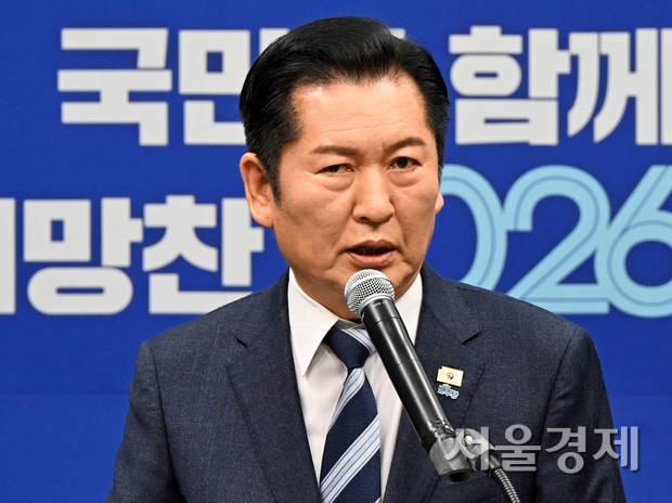 정청래 더불어민주당 대표가 22일 서울 여의도 국회에서 긴급 기자회견을 갖고 있다. 성형주 기자