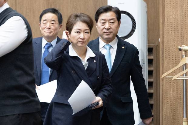 이언주, 황명선, 강득구 더불어민주당 최고위원이 23일 서울 여의도 국회에서 정청래 대표의 조국혁신당과의 합당 제안과 관련해 규탄 및 사과를 촉구하는 기자회견을 위해 단상으로 향하고 있다. 뉴스1