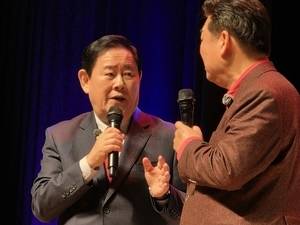 최경환(왼쪽) 전 경제부총리 겸 기획재정부 장관이 24일 오후 경북 경산시에서 열린 자신의 출판기념회에서 유튜버 채널 운영자이자 시사평론가인 고성국 씨와 북토크를 하고 있다. 뉴스1